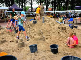 Lekker met zand spelen bij Zandvormgeving op de markt van Melk en Honing 2026